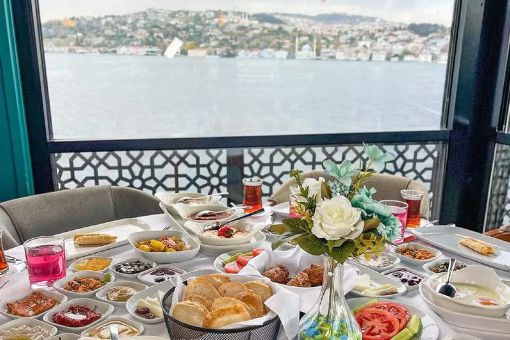 Frühstück am Bosporus in Istanbul