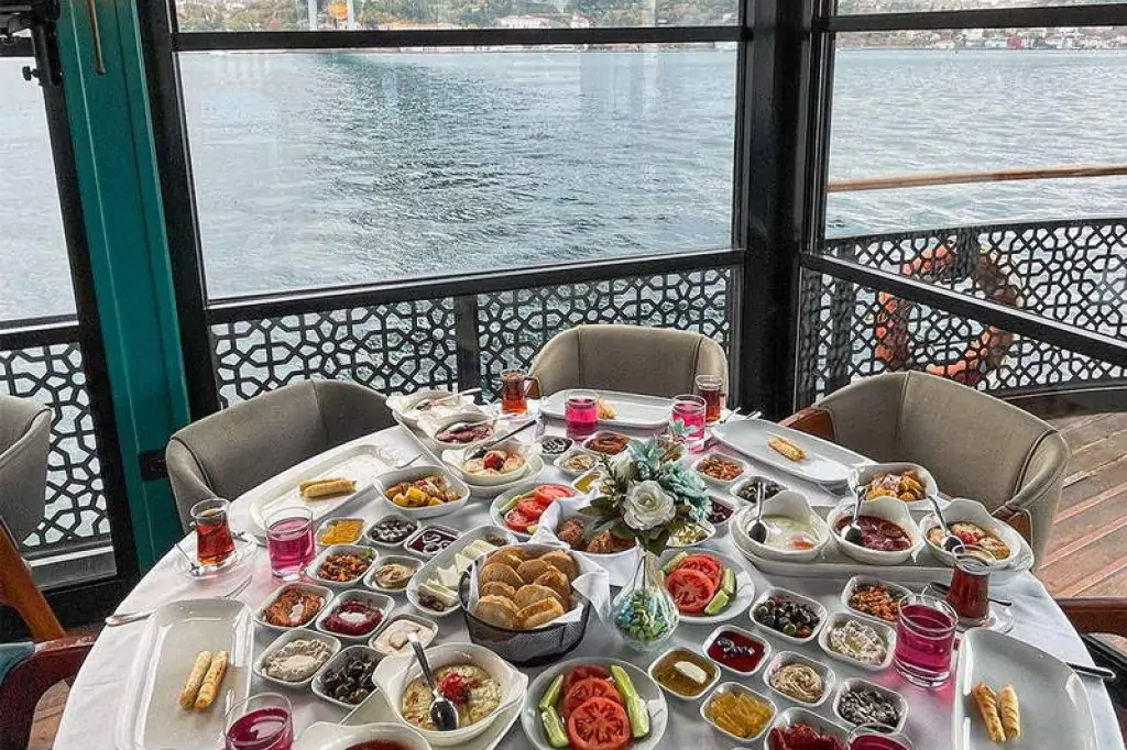 Frühstück am Bosporus in Istanbul