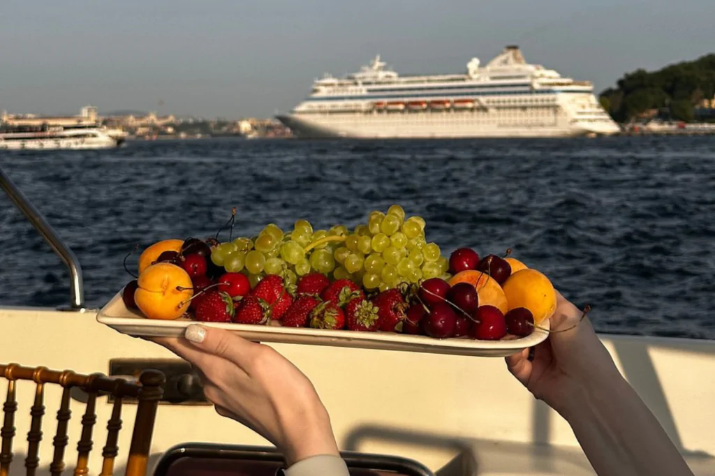 Istanbul: Kleingruppen-Kreuzfahrt bei Sonnenuntergang