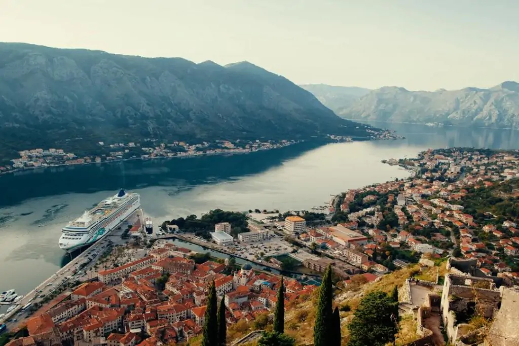 Croazieră panoramică în Golful Boka