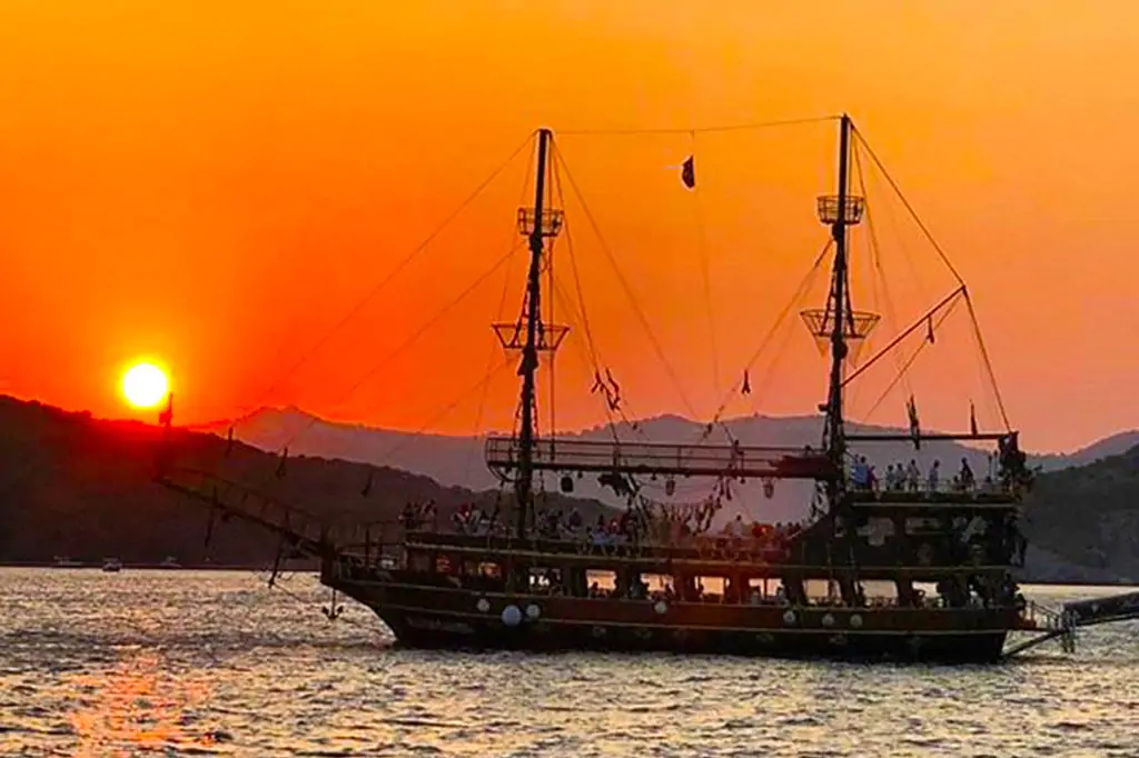 Paseo en barco pirata por Bodrum