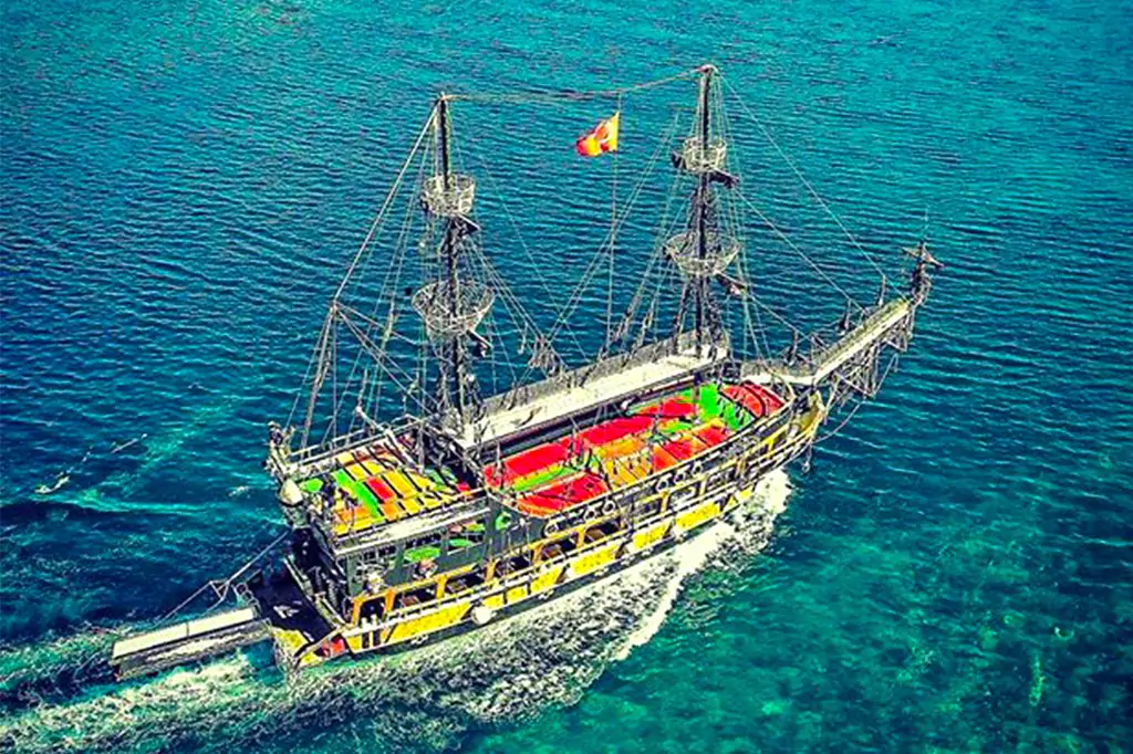 Экскурсия на пиратской лодке в Бодруме