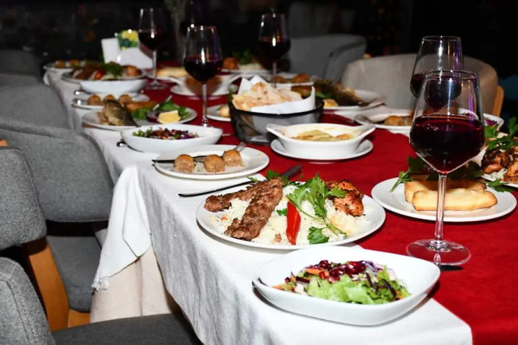 Istanbul Dinner Cruise mit Alkohol (Bosporus Tour)