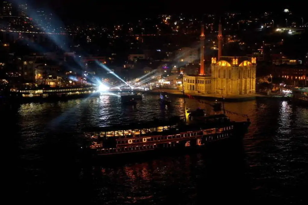 Istanbul Dinner Cruise mit Alkohol (Bosporus Tour)