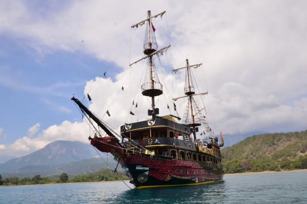 Excursie cu barca piraților din Kemer