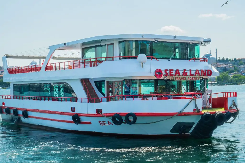 Geführte Bootstour bei Sonnenuntergang auf dem Bosporus