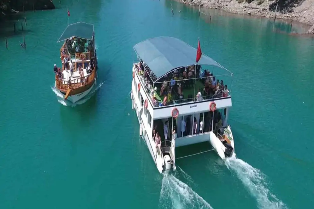 Excursie cu barca în Green Canyon