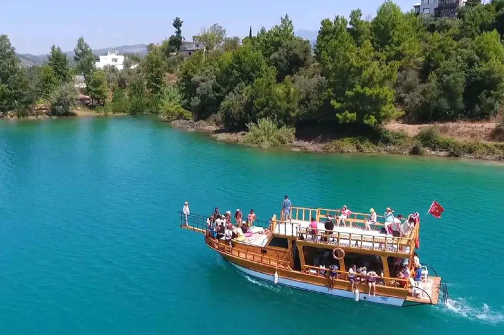 Jeep Safari And Boat Tour On The Green Lake