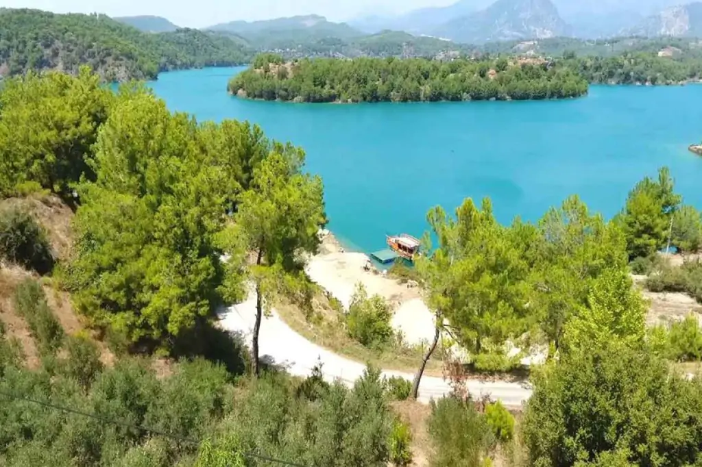 Jeep Safari And Boat Tour On The Green Lake