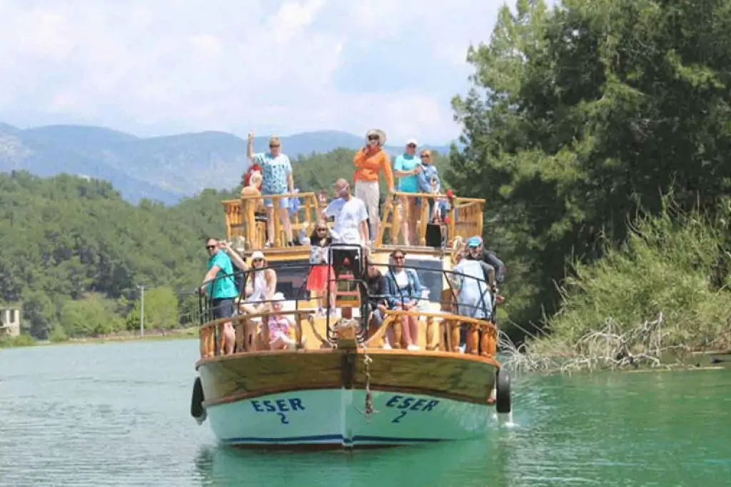 Jeep Safari And Boat Tour On The Green Lake