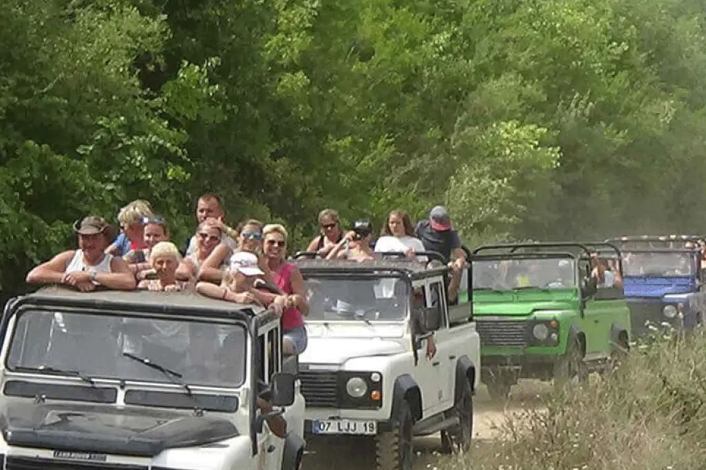 Jeep Safari And Boat Tour On The Green Lake