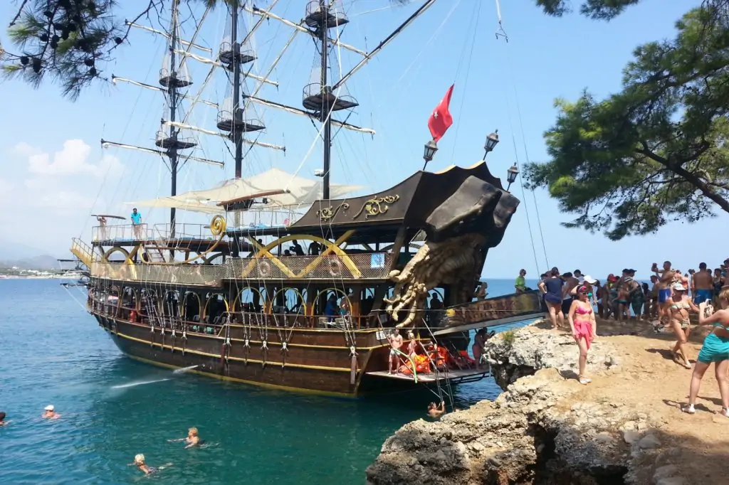 Kemer boat tour to Antalya