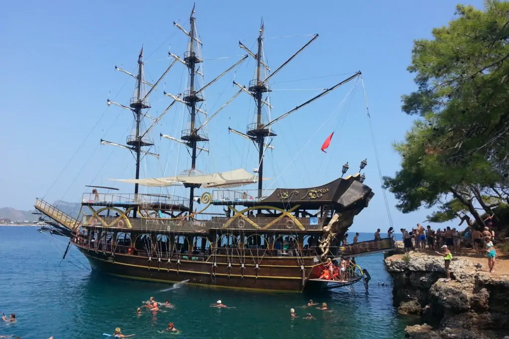 Kemer boat tour to Antalya