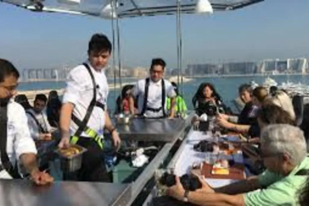 Dinner in The Sky Ridicați experiența culinară în Dubai