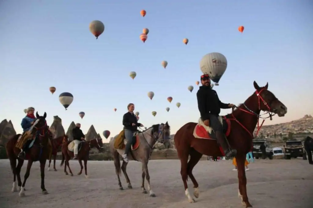 Cappadocia Două ore de plimbare cu calul cu opțiunea răsărit sau apus de soare