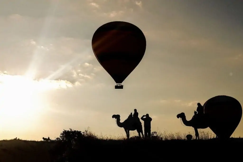 Plimbare cu cămila în Cappadocia cu opțiunea Ziua sau Răsărit/ Apus de soare