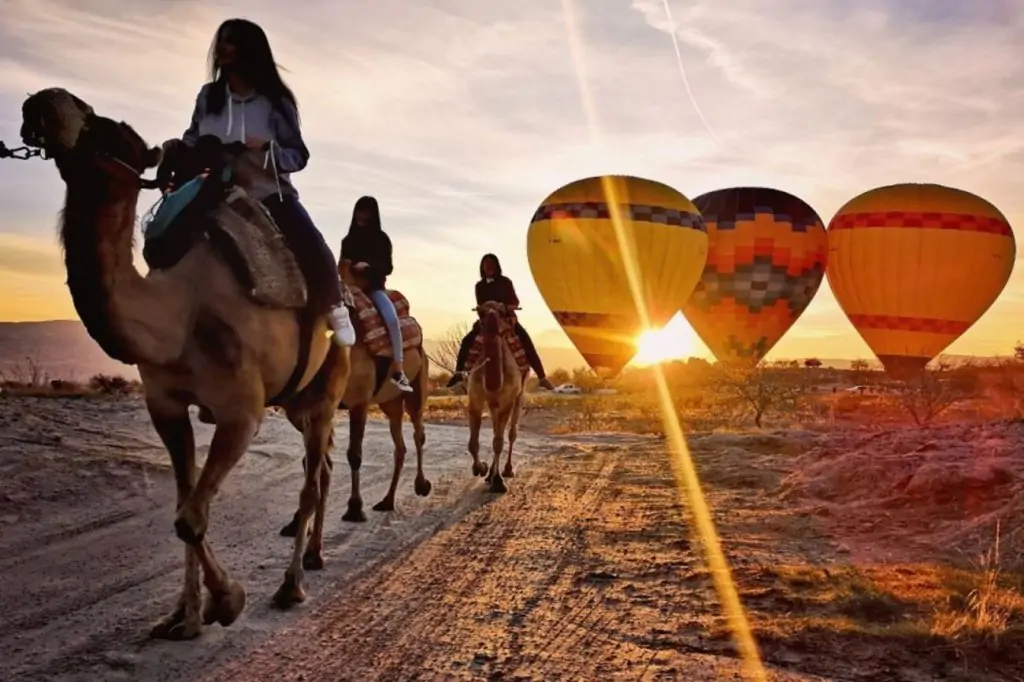 Plimbare cu cămila în Cappadocia cu opțiunea Ziua sau Răsărit/ Apus de soare