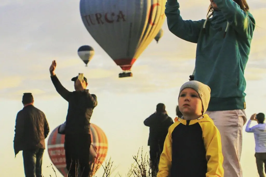 Observarea balonului cu aer cald cu transfer și fotografiere