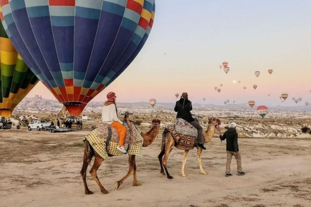 Călărire cu cămila în Cappadocia cu opțiunea răsărit/apus de soare sau în timpul zilei + transfer la hotel