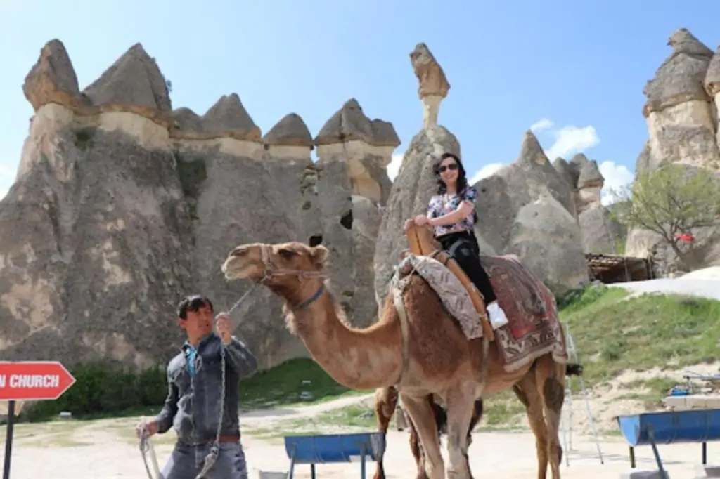 Călărire cu cămila în Cappadocia cu opțiunea răsărit/apus de soare sau în timpul zilei + transfer la hotel