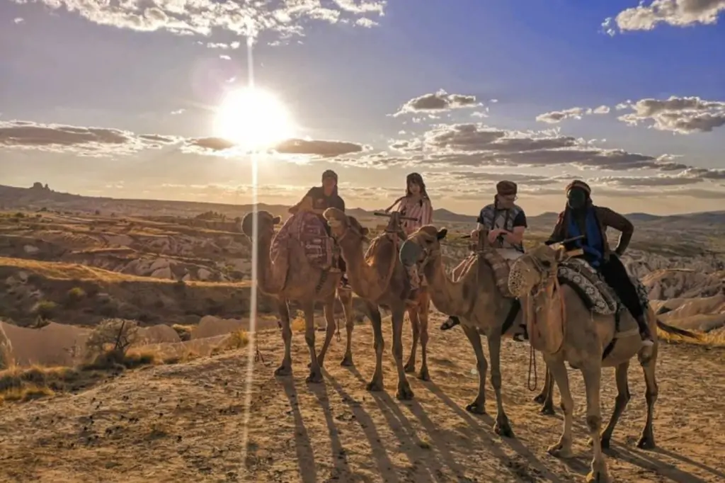 Călărire cu cămila în Cappadocia cu opțiunea răsărit/apus de soare sau în timpul zilei + transfer la hotel