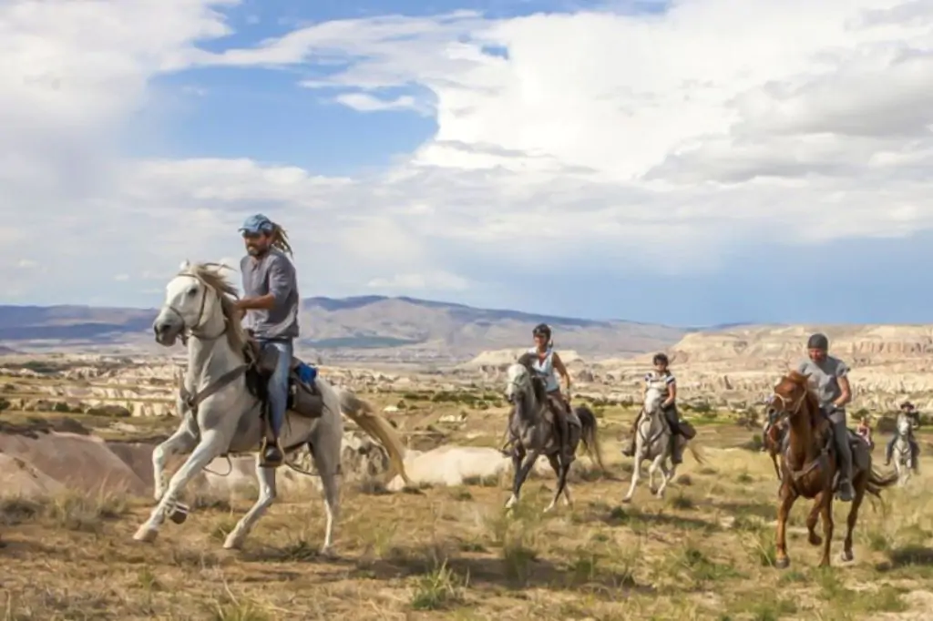 Călărie în Cappadocia cu opțiunea răsărit/apus de soare sau în timpul zilei + transfer la hotel