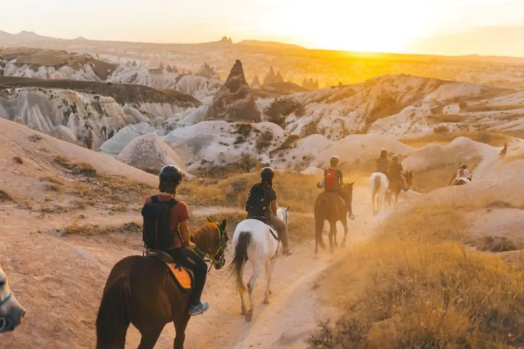 Călărie în Cappadocia cu opțiunea răsărit/apus de soare sau în timpul zilei + transfer la hotel