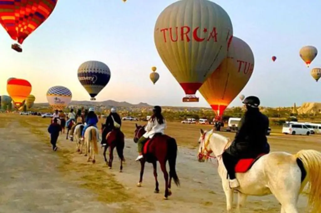 Călărie în Cappadocia cu opțiunea răsărit/apus de soare sau în timpul zilei + transfer la hotel