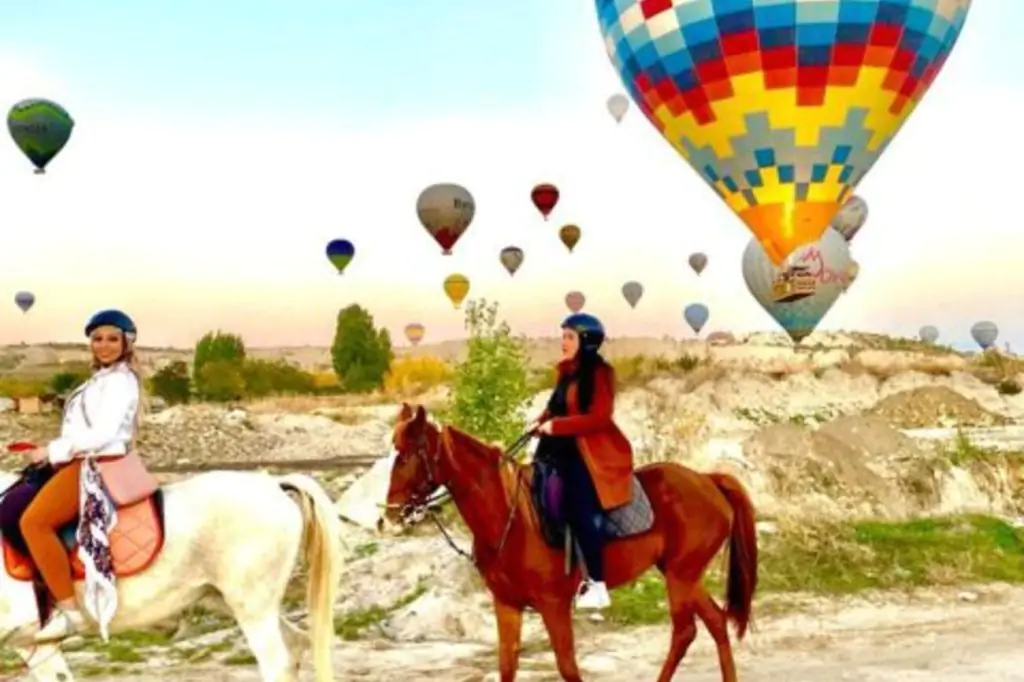 Călărie în Cappadocia cu opțiunea răsărit/apus de soare sau în timpul zilei + transfer la hotel