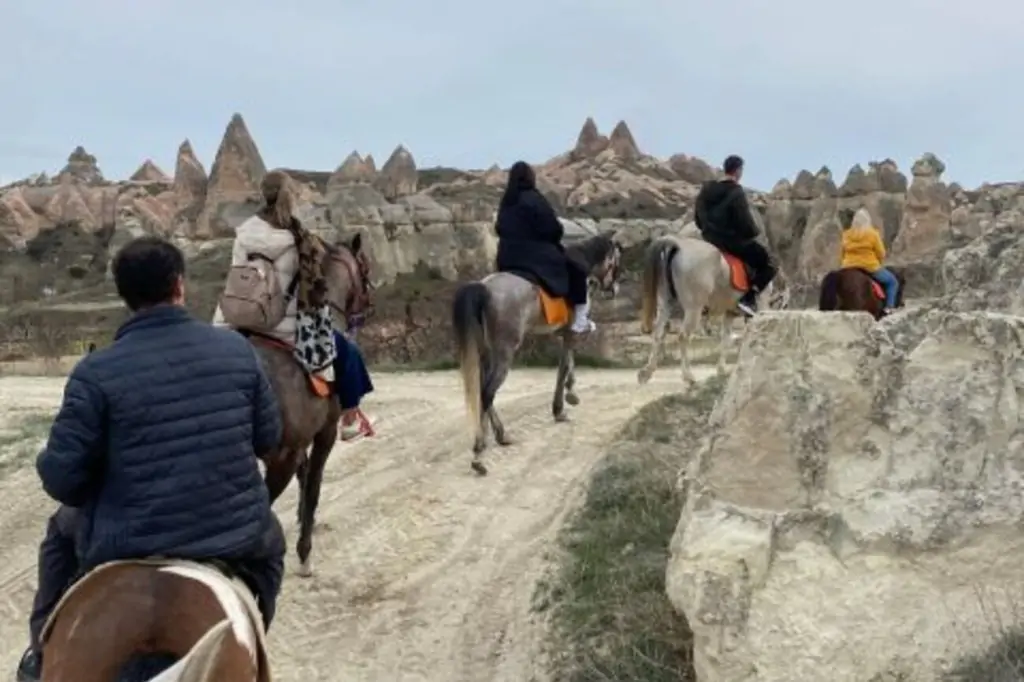 Călărie în Cappadocia cu opțiunea răsărit/apus de soare sau în timpul zilei + transfer la hotel