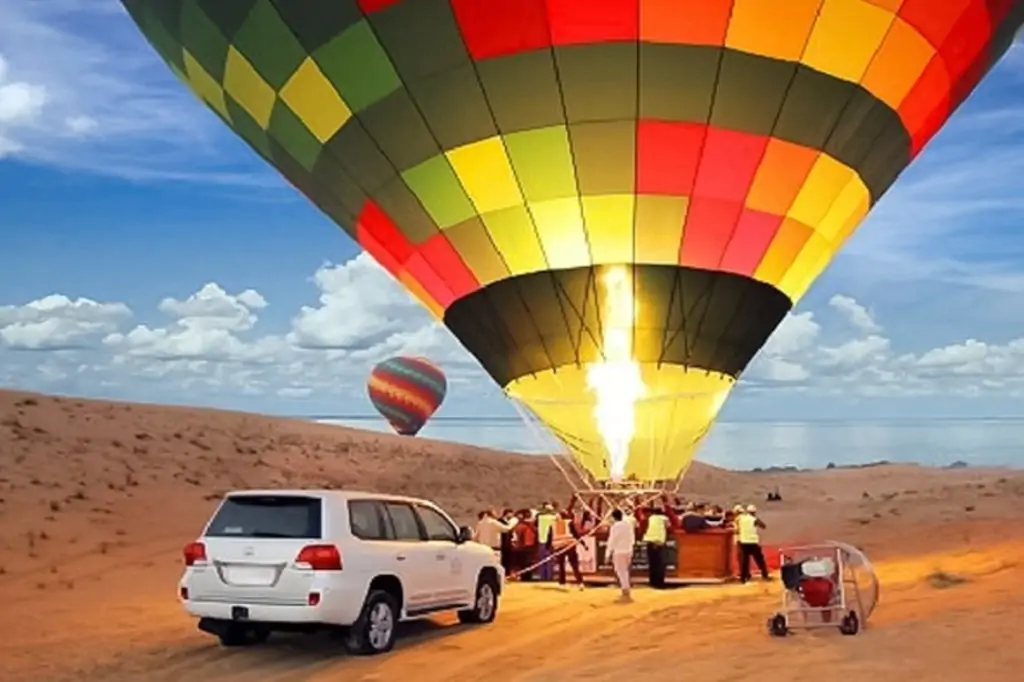 Dubai: Sunrise Hot Air Balloon Ride with Transfers