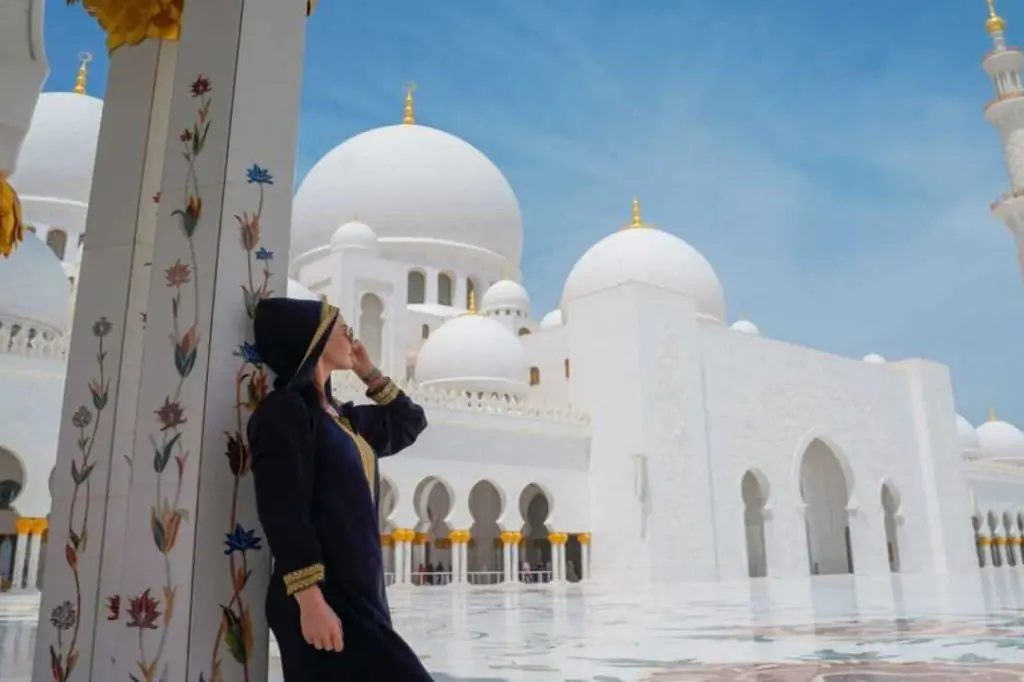 From Dubai: Abu Dhabi Grand Mosque & Louvre Museum Full-Day